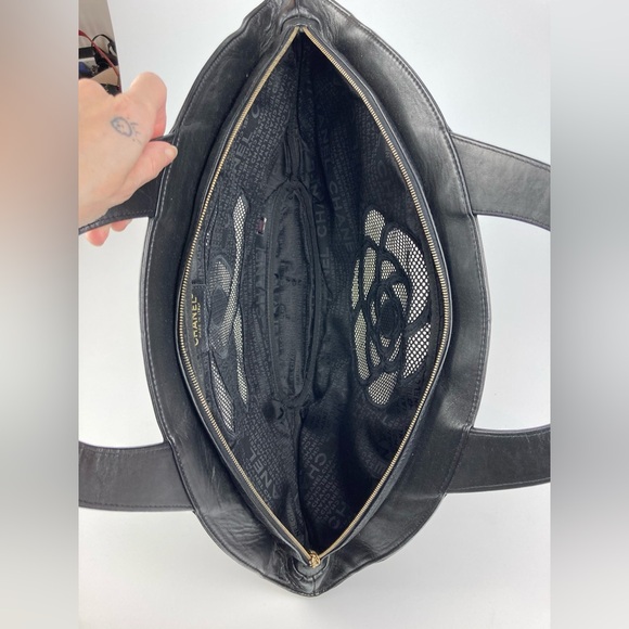 Chanel Black Woven Linen and Leather CC Logo Cut Out Tote Bag - Picture 7 of 9